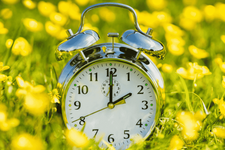 Daylight Saving Time 2025 – Clocks Will Fall Back Sooner This Year